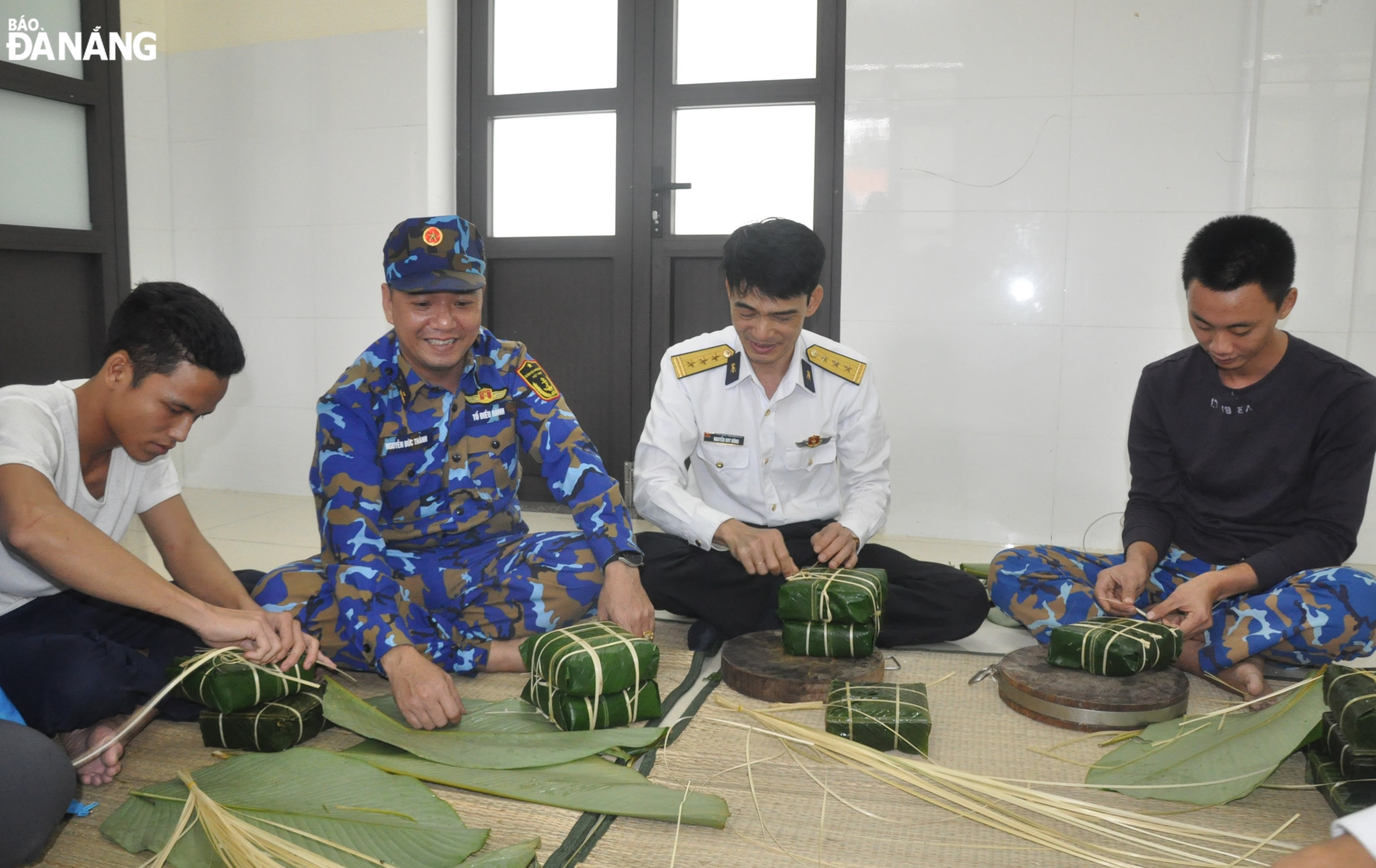 Officers and men of Radar Station 550 making 'banh chung' (square sticky rice cake) to welcome in Tet 2024 Photo: LE HUNG