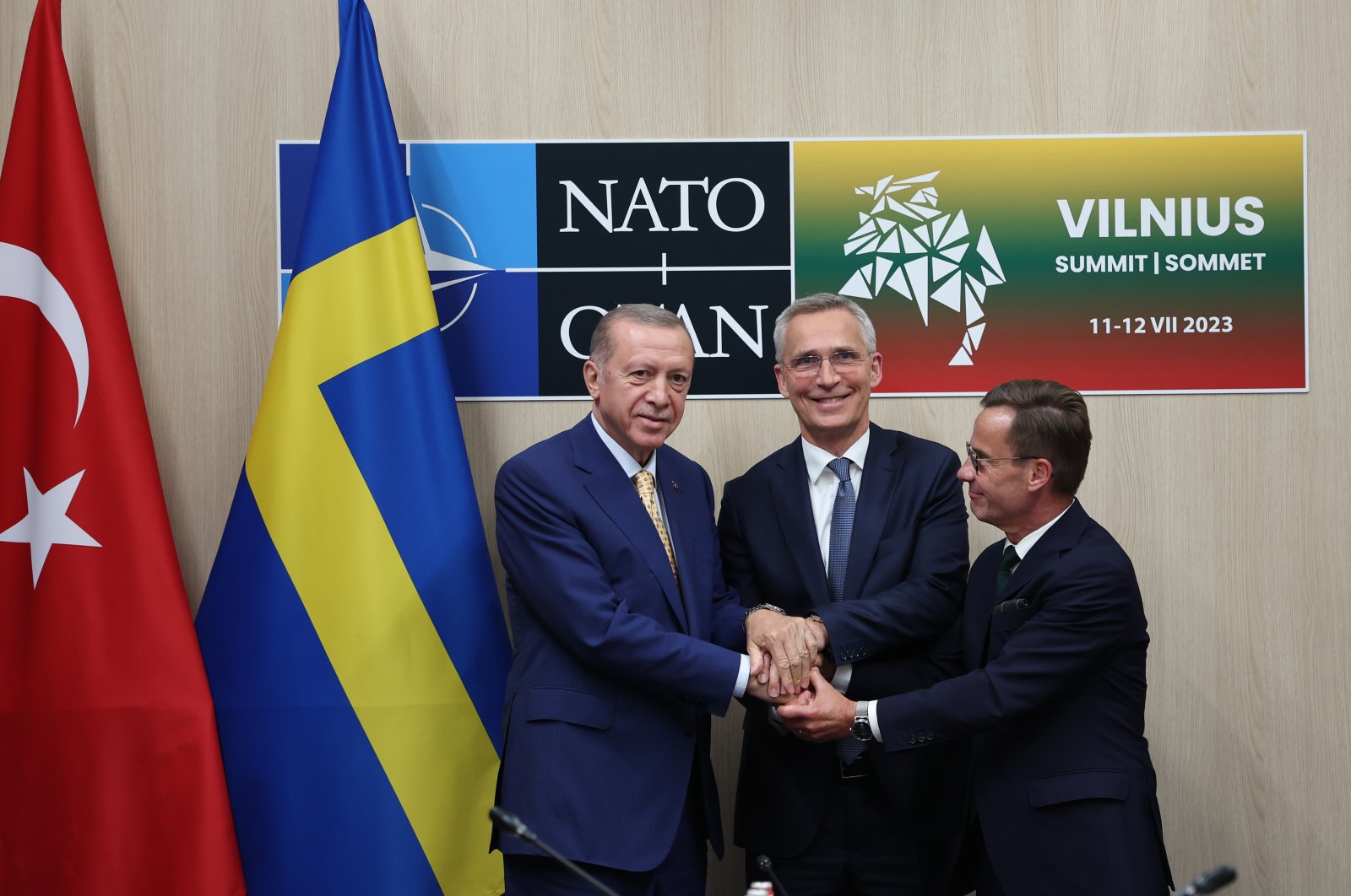 Thủ tướng Thụy Điển Ulf Kristersson (bên phải), Tổng Thư ký NATO Jens Stoltenberg (giữa) và Tổng thống Thổ Nhĩ Kỳ Erdoğan gặp nhau tại Lithuania vào tháng 10-2023. Ảnh: AA