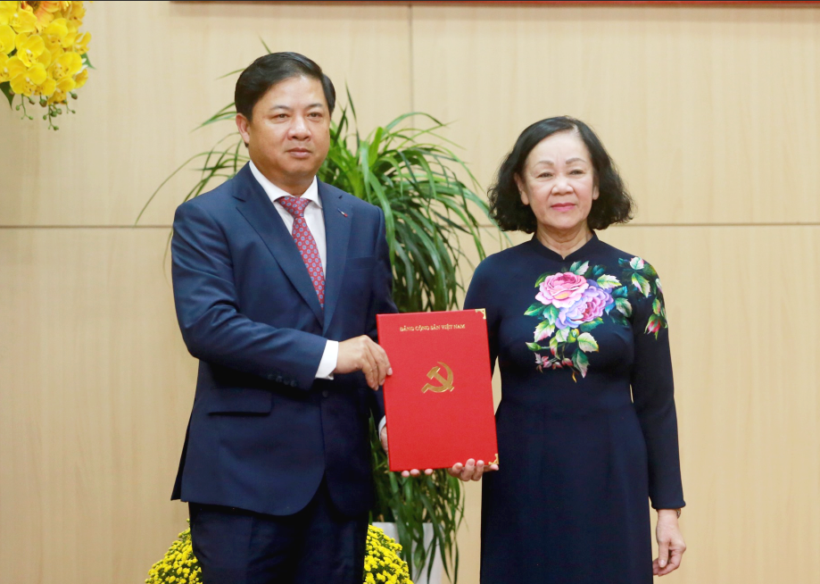 Permanent Member of the Party Central Committee's Secretariat Truong Thi Mai hands over the appointment decision to Luong Nguyen Minh Triet (L)