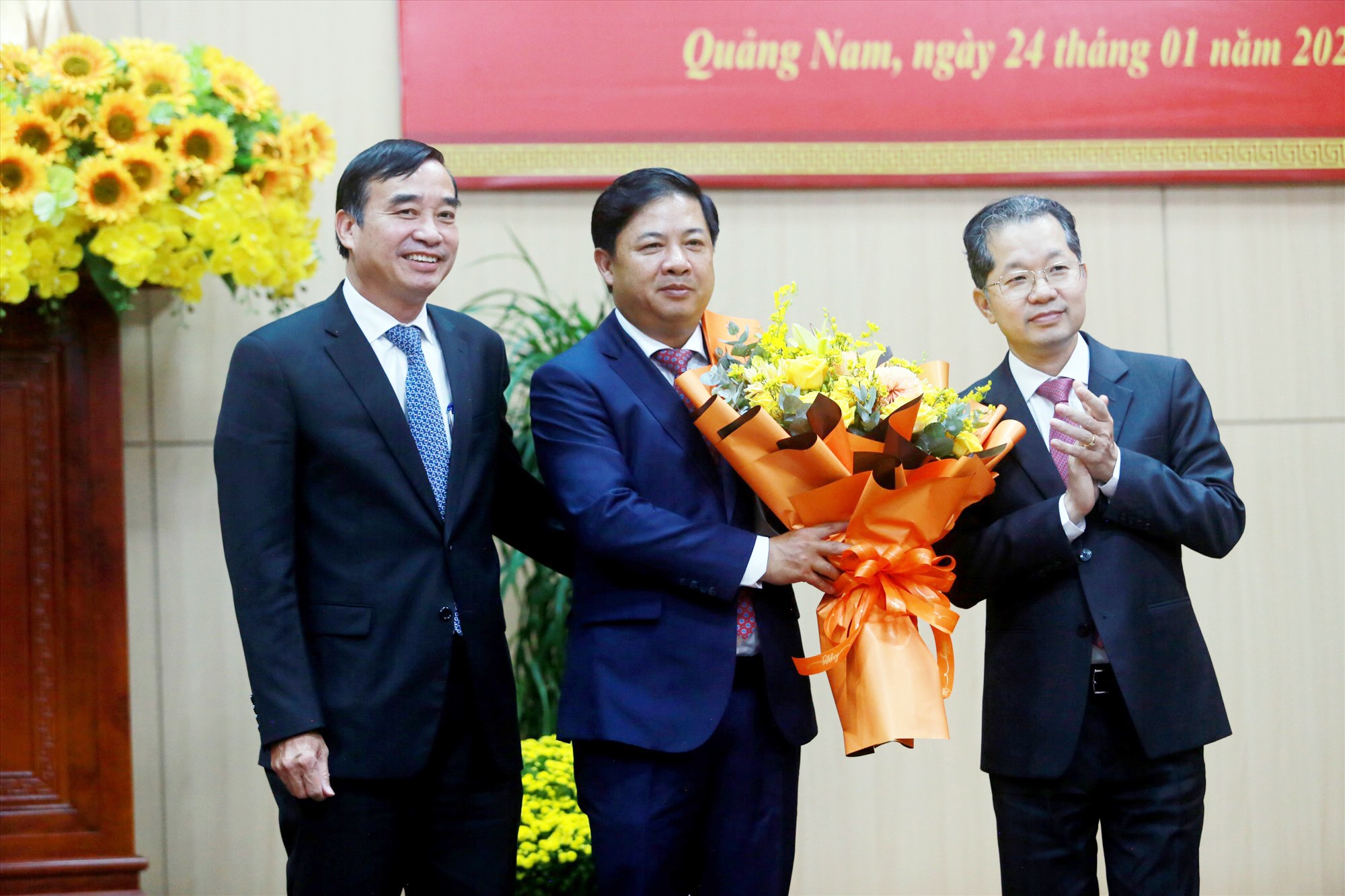 The Standing Board of the Da Nang Party Committee presents flowers to congratulate the newly-appointed Secretary of the Quang Nam Provincial Party Committee Luong Nguyen Minh Triet