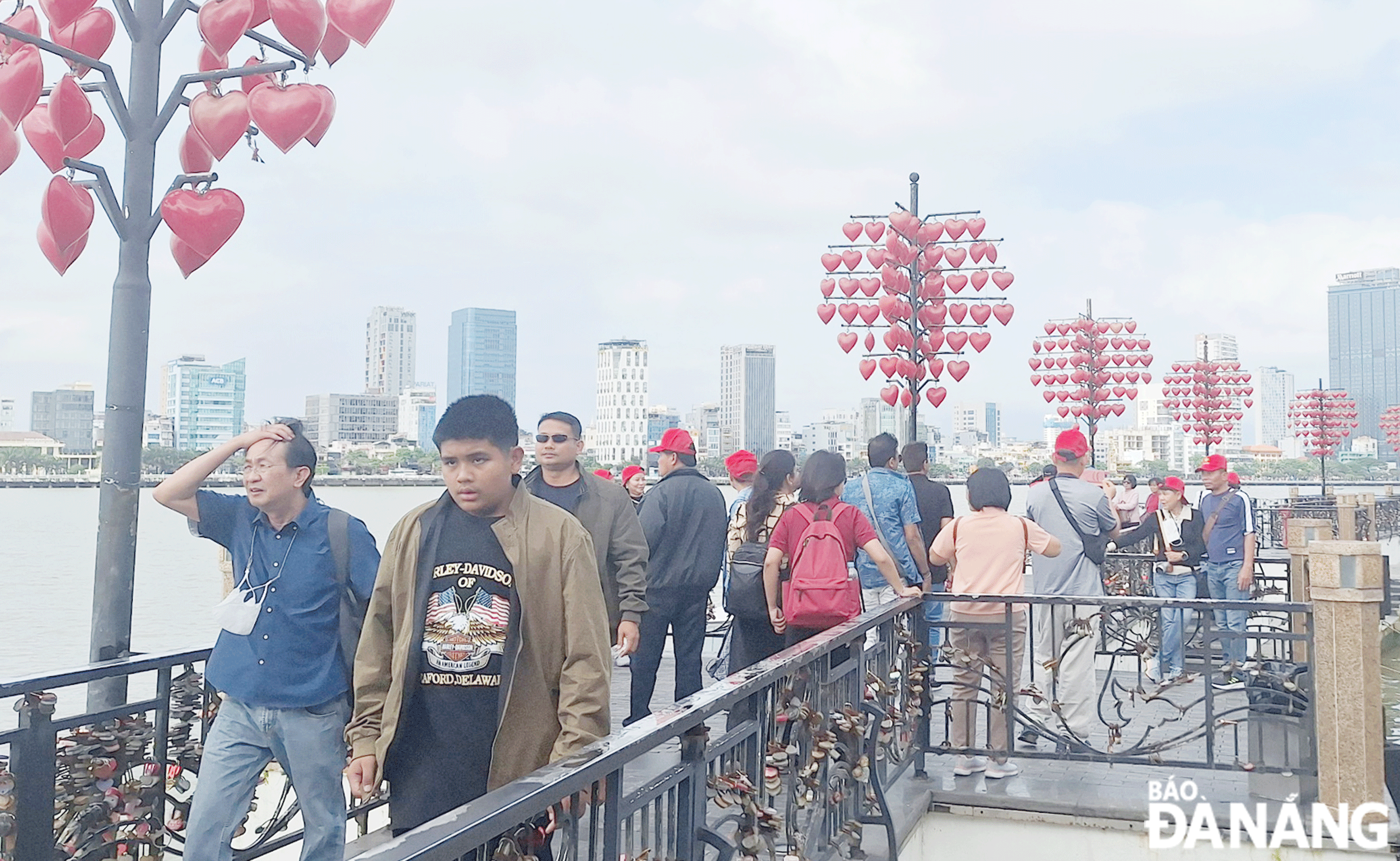 Visitors at the Bridge of Love on Tran Hung Dao Street. Photo: NHAT HA