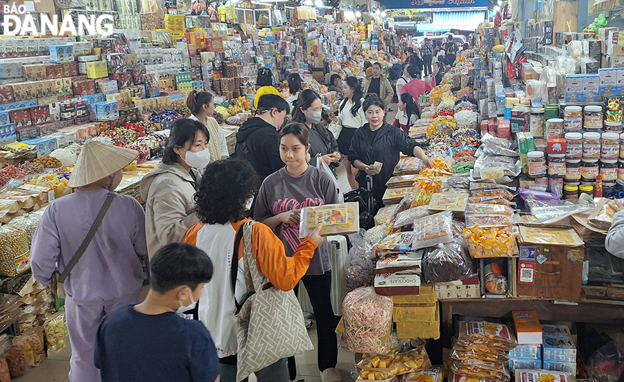 Visitors at the Han Market