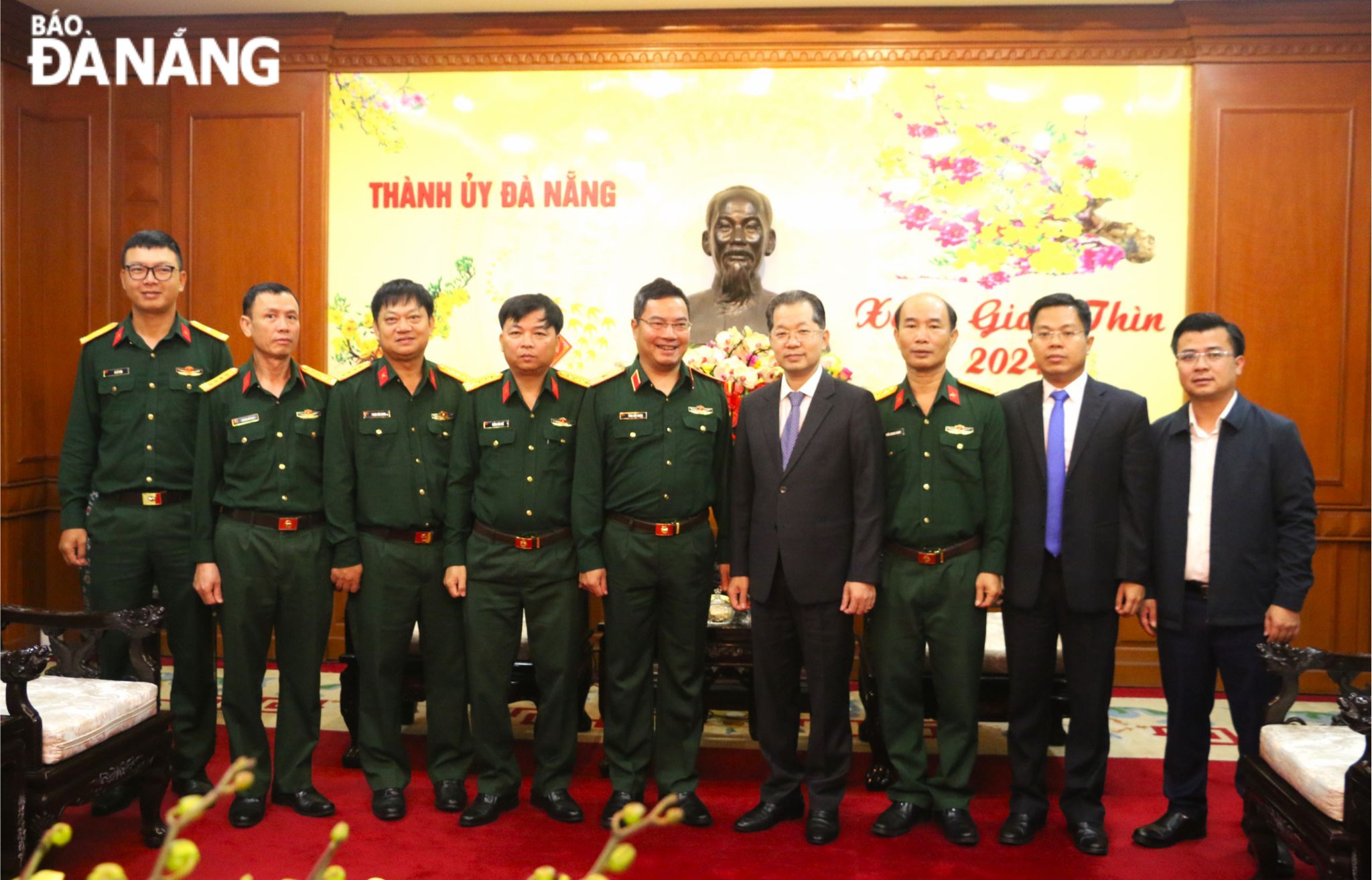 Major General Tong Huu Nghia, Director of Department 11 - General Department 2 (5th, left), Secretary of the Da Nang Party Committee Nguyen Van Quang (4th, right) and soe representatives of both sides posing for a group photo. Photo: T.PHUONG