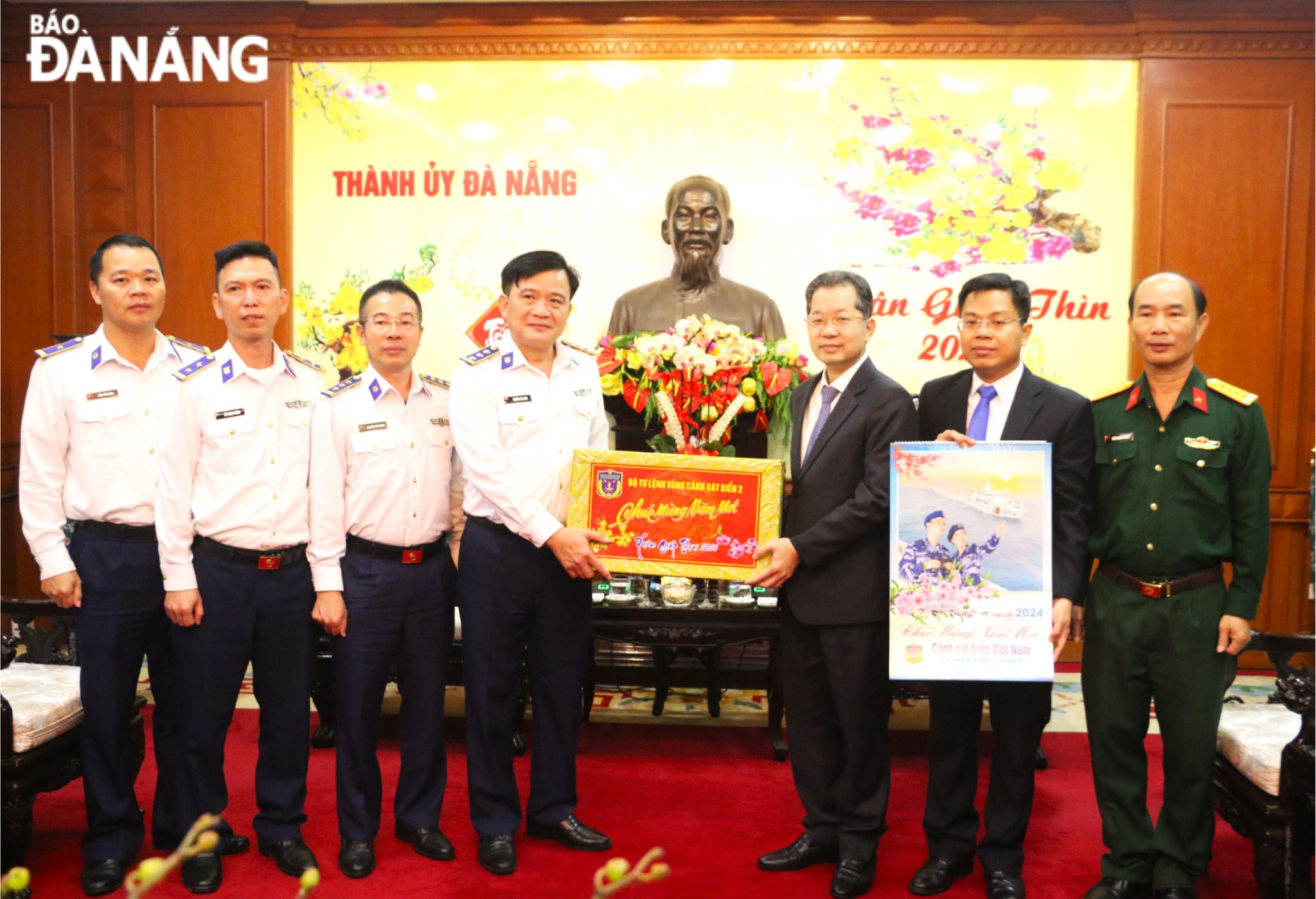 Lieutenant Colonel Truong Ba Long, Deputy Commander, Chief of Staff of the Coast Guard Region (4th, left) giving a gift box to the Da Nang Party Committee. Photo: T.PHUONG