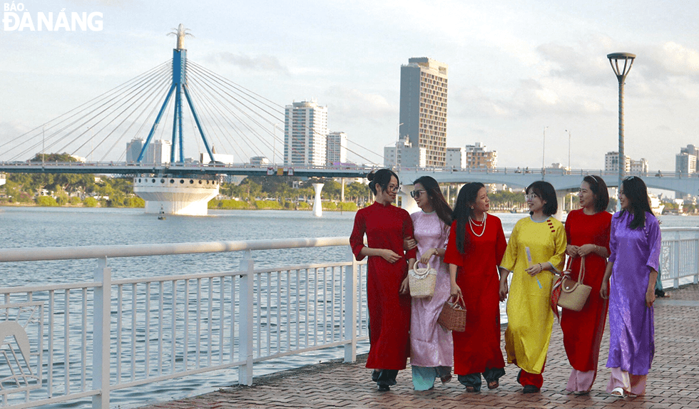 Since mid-January, it has not been difficult to see girls and boys dressed in colourful ‘ao dai’ posing for photos as Viet Nam heads for its biggest and most important festival.