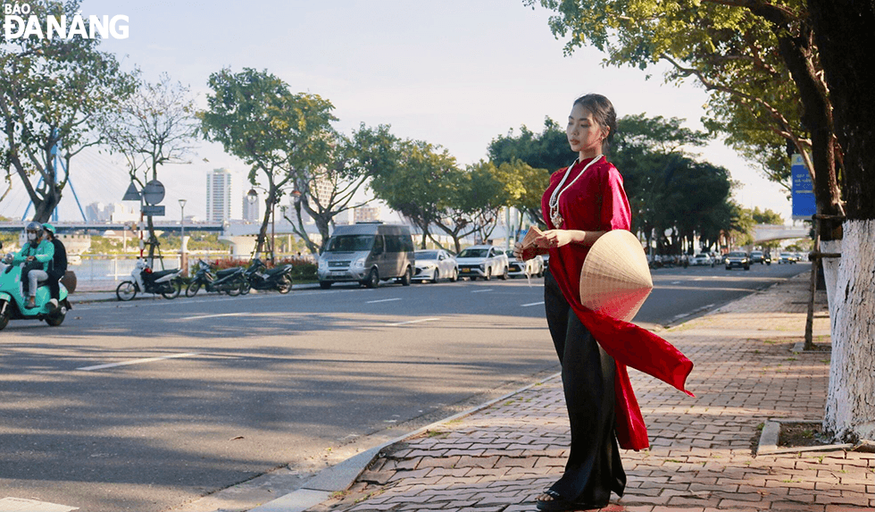 With rows of green trees, red brick sidewalks, and the romantic Han River, Bach Dang Street has become one of the favourite places for residents and tourists to take photos with ‘ao dai’.