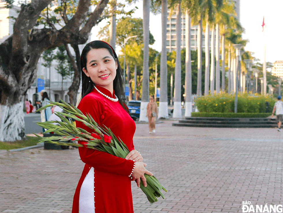 Aside from such popular accessories as sedge bags, bamboo baskets, wooden fans and conical hats, fresh flowers are one of the girls’ favourite accessories to take photos with ‘ao dai’.