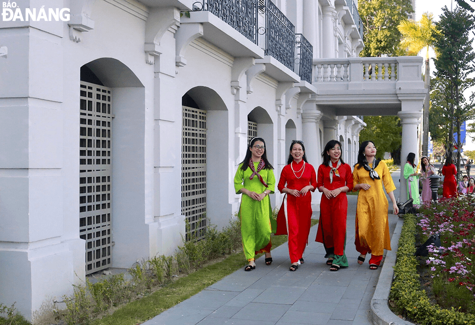 Women wearing colorful ‘ao dai’ flock to the Museum of Da Nang at 42 Bach Dang to pose for early Tet photos