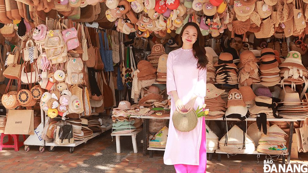 Handicraft stalls at the Han Market is popular with foreign tourists and locals alike.