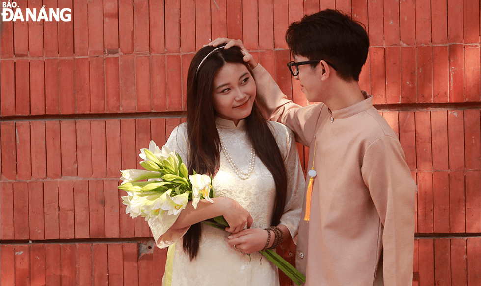 Ms. Truong Anh Thu and Mr. Pham Minh Han, both born in 2008, take advantage of their free days to take photos together to preserve memories together. Thu said that she and her friend chose 'ao dai'  because Tet was coming, and both of them loved the beauty of the traditional costume. 