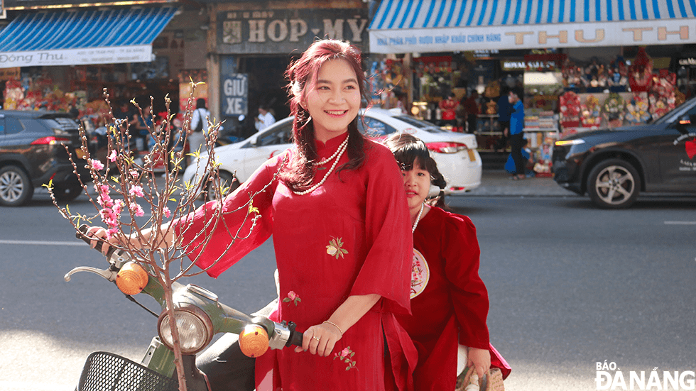 To take beautiful photos for the upcoming Tet holiday, Mrs. Tran Thi Kim Anh has spent VND700,000 on buying 'ao dai' for herself and her daughter. At the same time, she also hired a professional photographer to preserve memories of mother and daughter.