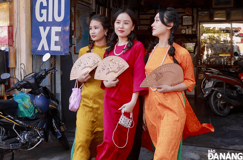To have a beautiful set of photos, Nguyen Thi Anh Thu, 24, (standing in the middle) and her sisters in the family spend money on buying ‘ao dai’ and accessories, and doing makeup. Ms. Thu said that she chose ‘ao dai’ to take photos for Tet because ‘ao dai’ is both a traditional Vietnamese costume and shows gracefulness and the beauty of women.