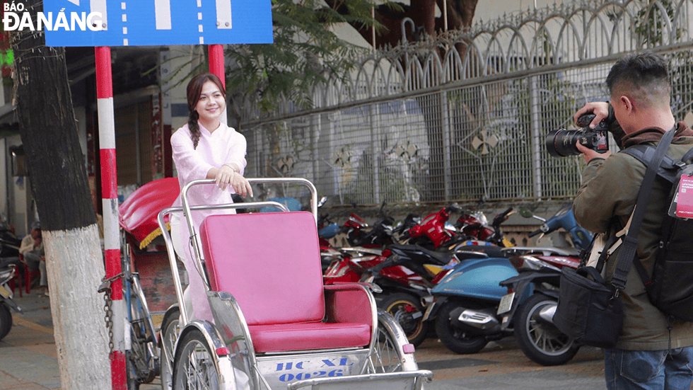 In addition to costumes, makeup, and hairdressing, many people are willing to pay from a few hundred to several million dong to hire a photographer with the hope of having the best photos for the upcoming Tet holiday.