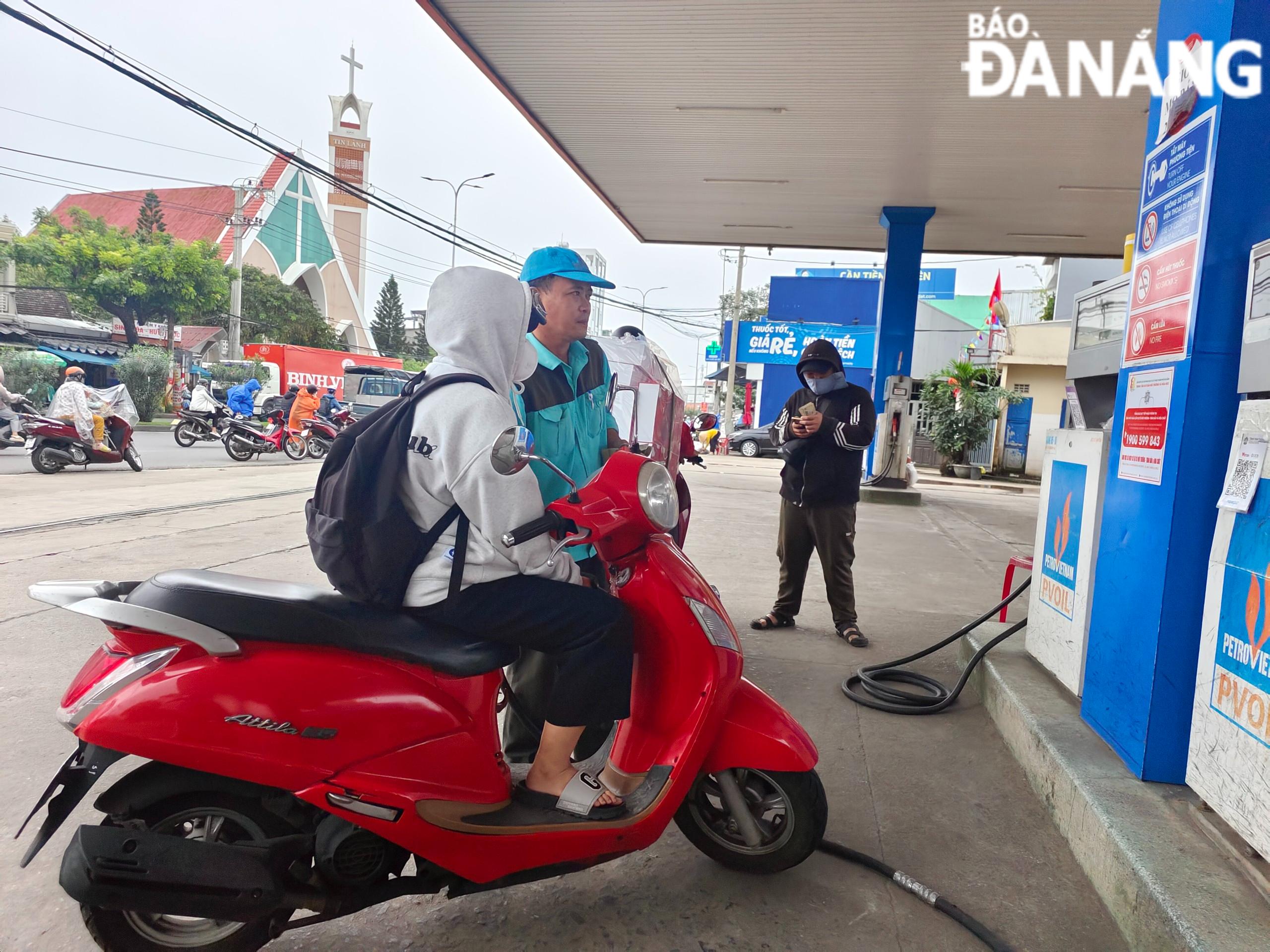 The petrol prices were revised up from 3:00 pm on January 25. Photo: CHIEN THANG