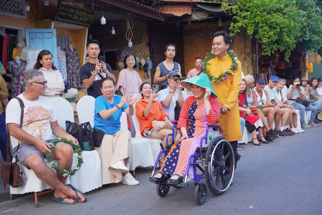 Những người khuyết tật mặc trang phục do Miuk Style thiết kế trong bộ sưu tập Thời trang tái chế “O Collection” trình diễn tại thành phố Hội An, Quảng Nam. Ảnh: Nhân vật cung cấp