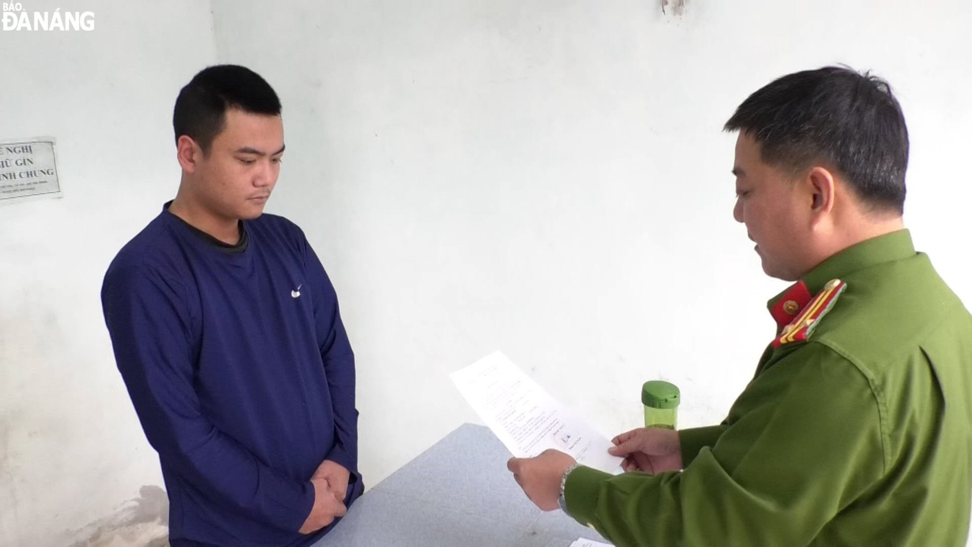 Cơ quan Cảnh sát điều tra (Công an thành phố) tống đạt quyết định với Trương Việt Hoàng. Ảnh: C.A