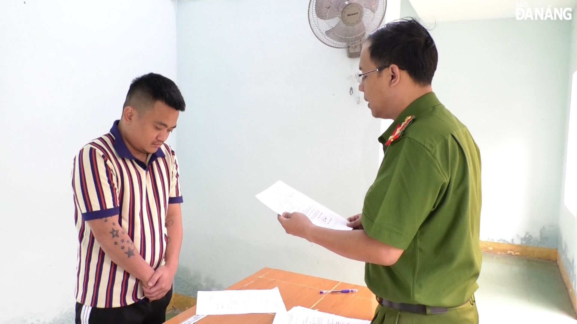 Cơ quan Cảnh sát điều tra (Công an thành phố) tống đạt quyết định với Vương Quang Hiệp. Ảnh: C.A