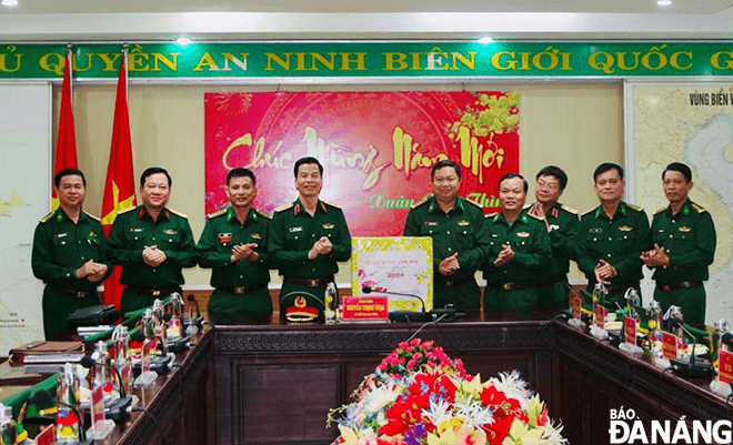 Lieutenant General Nguyen Trong Binh (fourth, left) giving a Tet gift to the city's Border Guards.