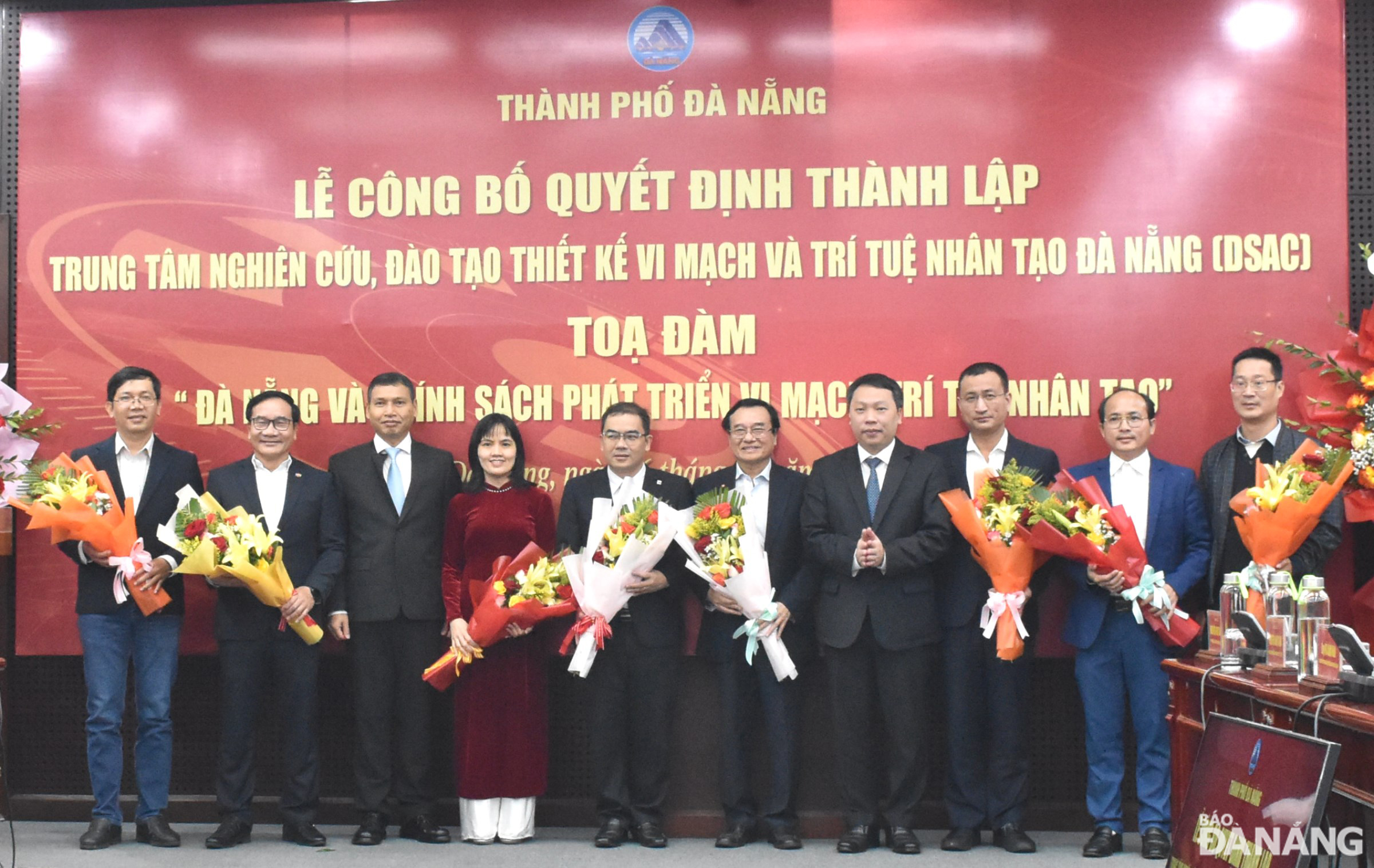 Deputy Minister of Information and Communications Nguyen Huy Dung and Vice Chairman of the Da Nang People's Committee Ho Ky Minh presenting flowers to representatives of microchip, semiconductor and AI enterprises which attended the announcement ceremony. Photo: HOANG HIEP - THU HA