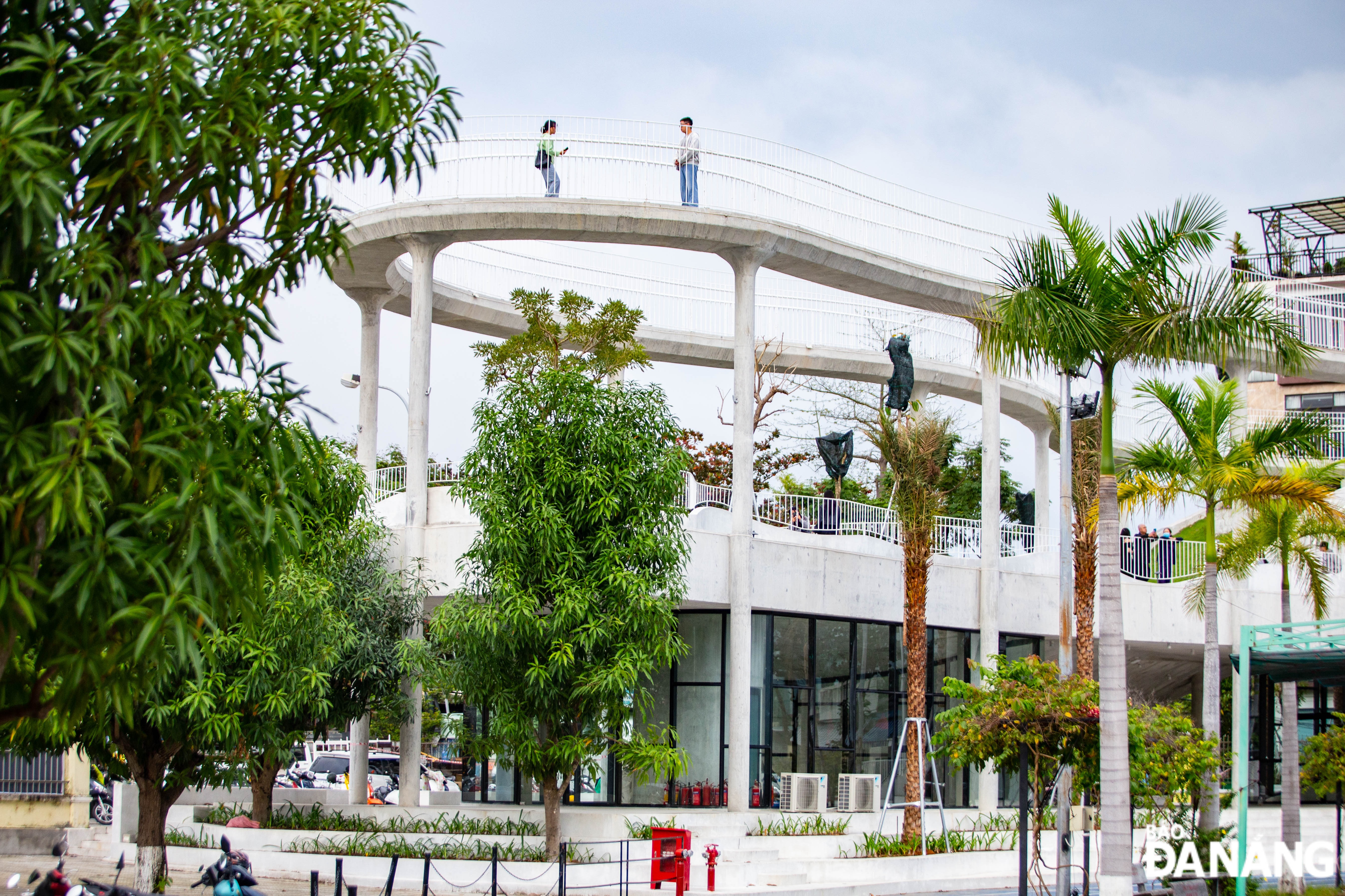 Constructed by the Saiko Construction and Trading Company Limited, the work boasts a high, spacious and airy space, convenient for exhibition activities. Director of the company Pham Thanh Tung said that his company closely followed the architectural design to bring quality and aesthetics work that is truly worthy for the development of Son Tra District, Da Nang.