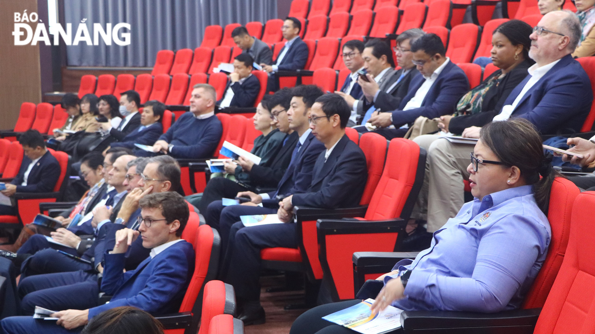 Businesses and investors, representatives of non-governmental organisations in many countries worldwide are provided with information about the development and investment situation in the Da Nang Hi-tech Park and the Concentrated Information Technology Park.