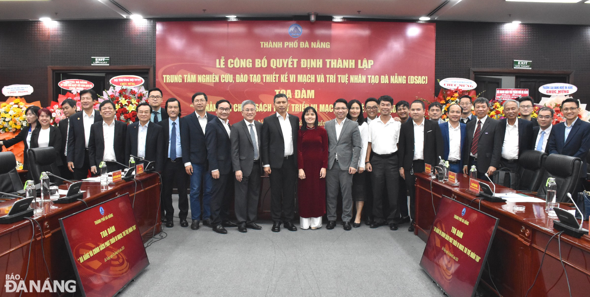 Leaders of Da Nang, units, businesses, and training facilities posing for a group photo at the talk show. Photo: THU HA-HOANG HIEP