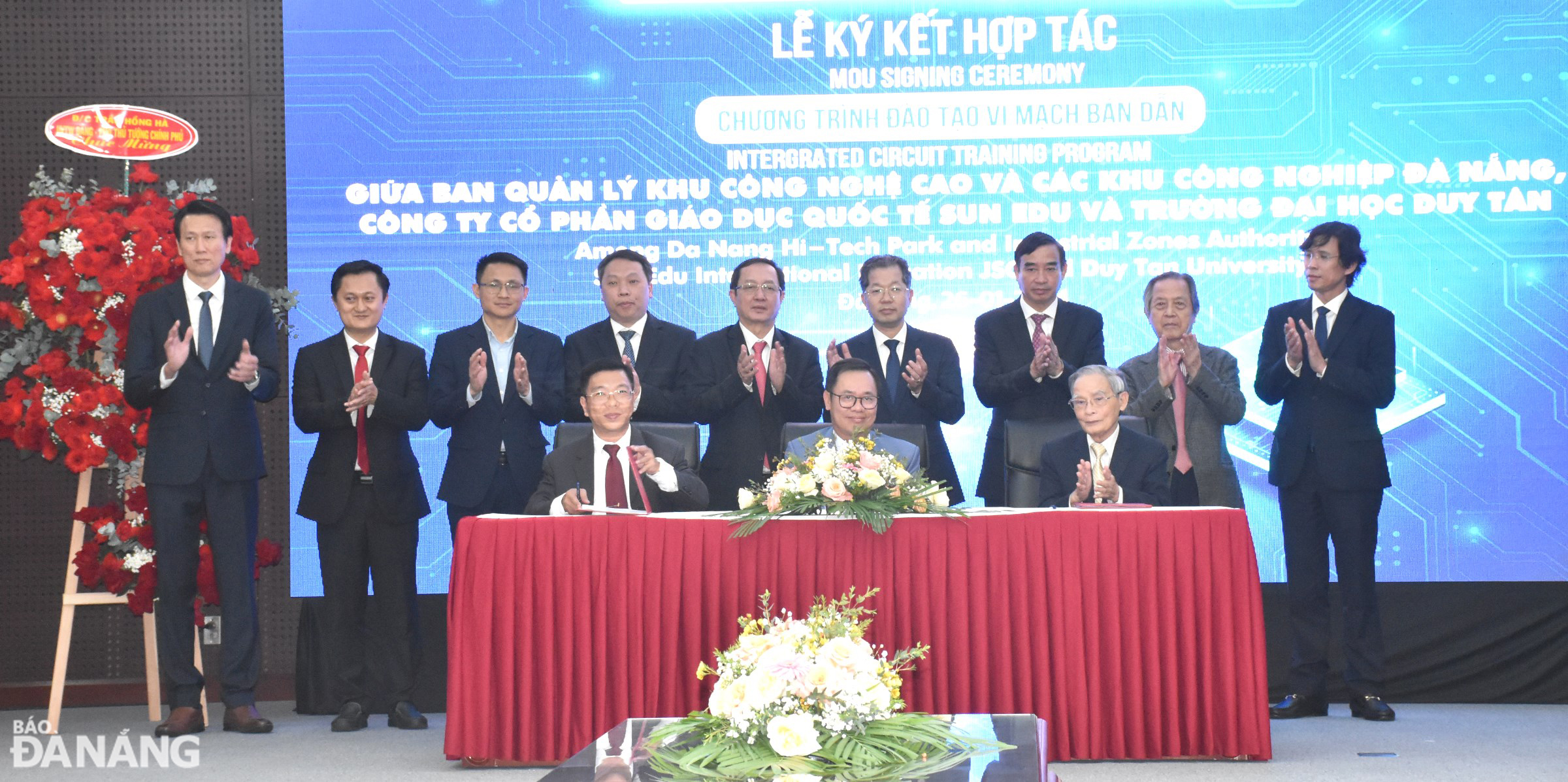 Minister of Science and Technology Huynh Thanh Dat, Secretary of Da NangParty Committee Nguyen Van Quang, Deputy Minister of Information and Communications Nguyen Huy Dung, and Chairman of the Da Nang People's Committee Le Trung Chinh witness the signing of  a trilateral cooperation agreement on IC design and semiconductor training. Photo: HOANG HIEP - THU HA