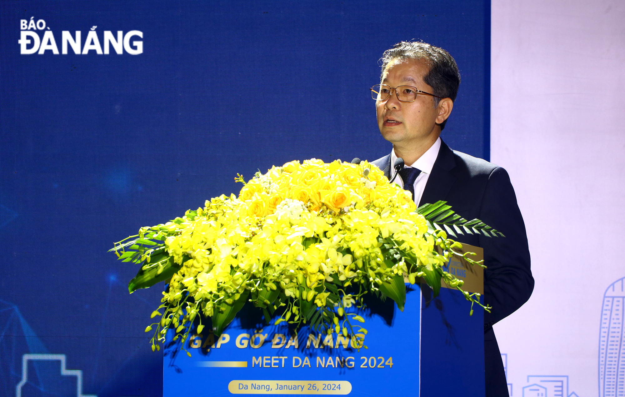 Da Nang Party Committee Secretary Nguyen Van Quang delivering a concluding speech at the 'Meet Da Nang 2024' programme on Friday.