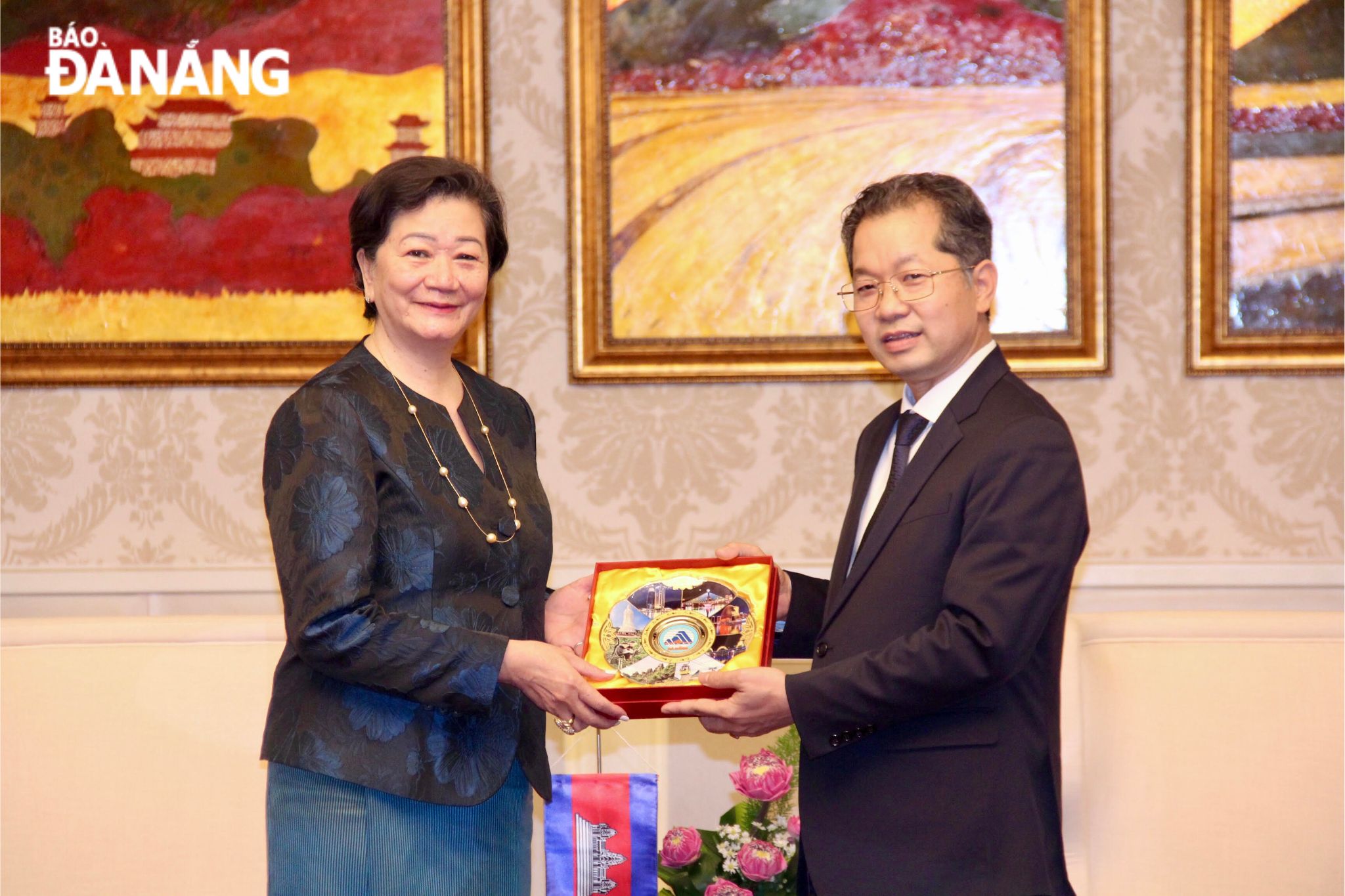 Da Nang Party Committee Secretary Nguyen Van Quang (R) presenting a souvenir gift to Cambodian Ambassador Extraordinary and Plenipotentiary to Viet Nam Chea Kimtha. Photo: P.V