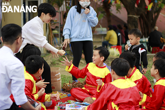 Các trò chơi dân gian thu hút đông đảo thiếu nhi tham gia.