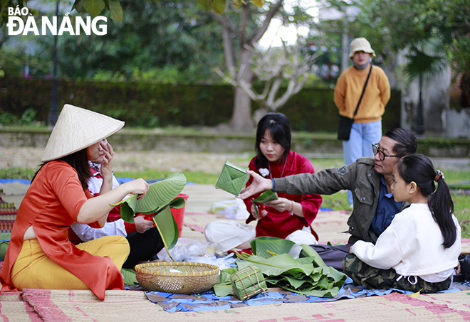 Công chúng trải nghiệm gói bánh chưng, bánh tét ngày Tết.