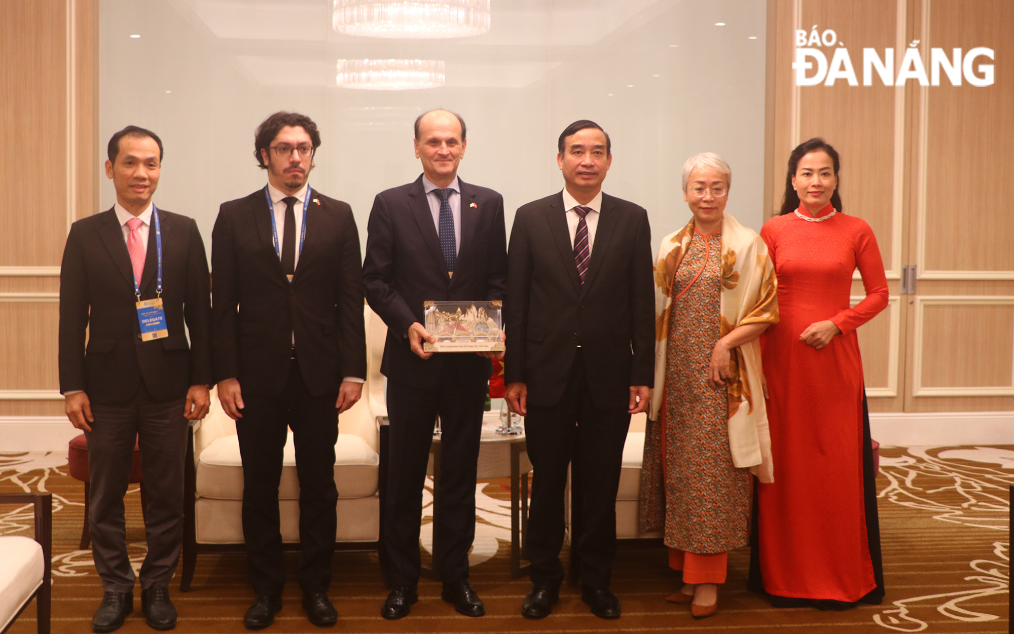 Chairman of the Da Nang People's Committee Le Trung Chinh warmly receives Argentine Ambassador to Viet Nam Luis Pablo Maria Beltramino. Photo: P.V