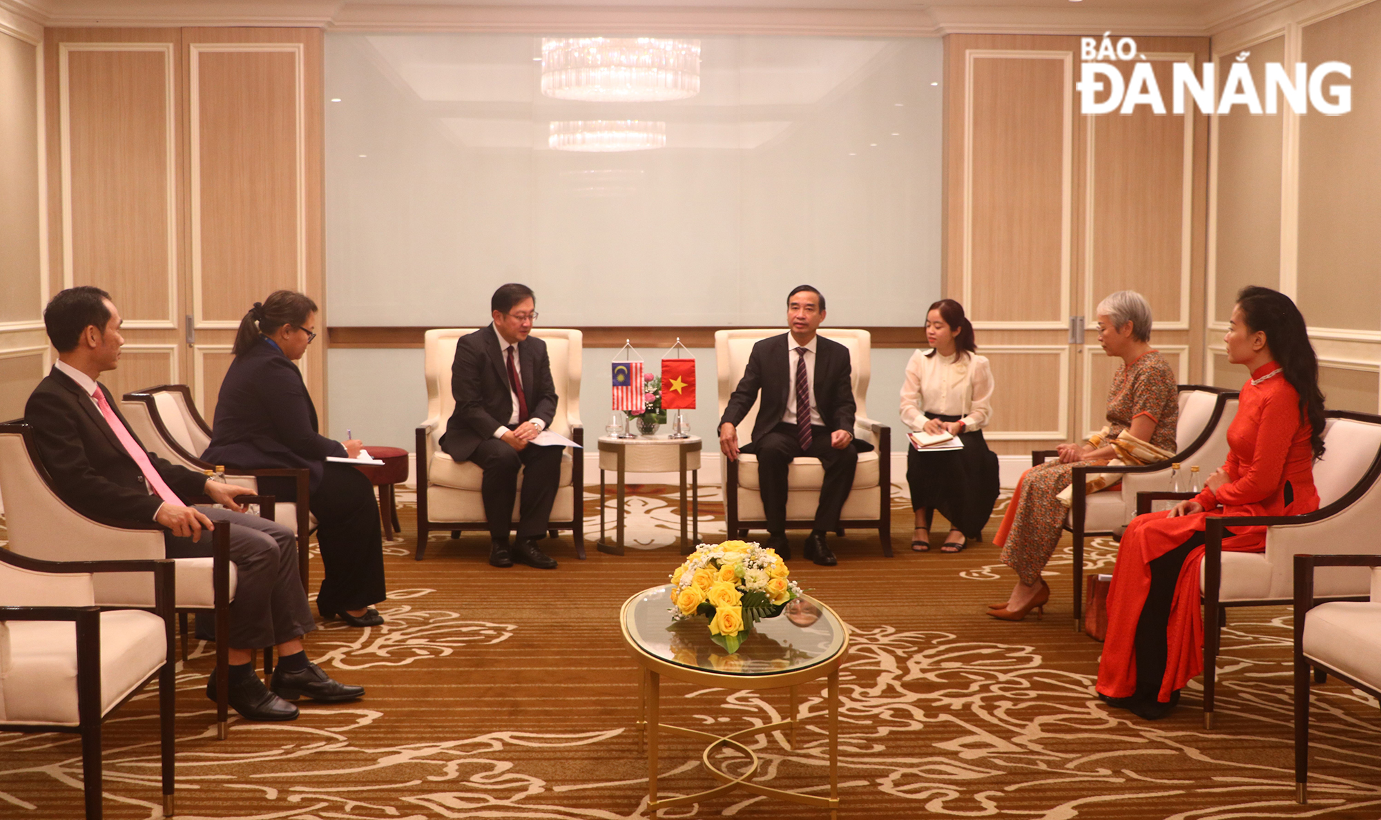 Chairman of Da Nang People's Committee Le Trung Chinh and Mr. Dato' Tan Yang Thai, Malaysian Ambassador to Viet Nam. Photo: P.V