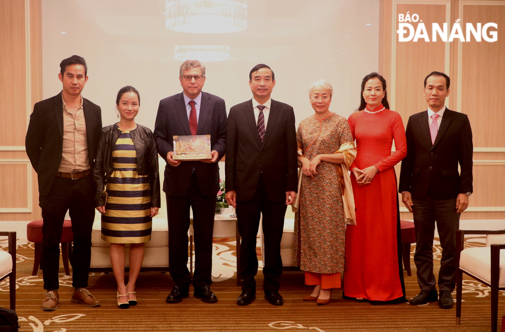 Chairman of the Da Nang People's Committee Le Trung Chinh meeting with the Brazilian Ambassador to Viet Nam Marco Farani. Photo: P.V