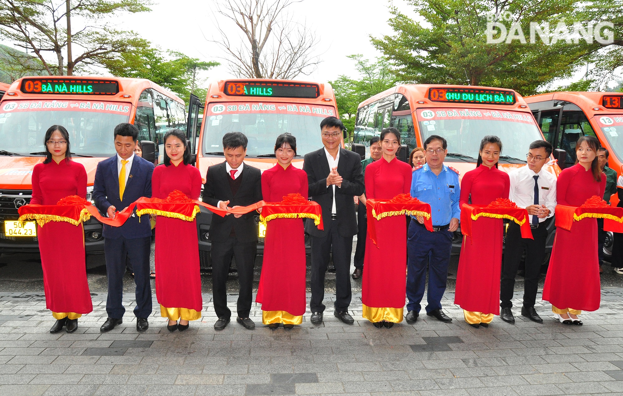 A ribbon cutting ceremony to launch 4 non-subsidized bus routes in Da Nang. Photo: THANH LAN