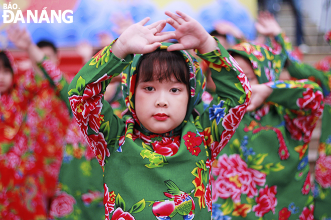 Children's singing and dancing performances at the 'Sounds of Tet' art programme with traditional costumes.