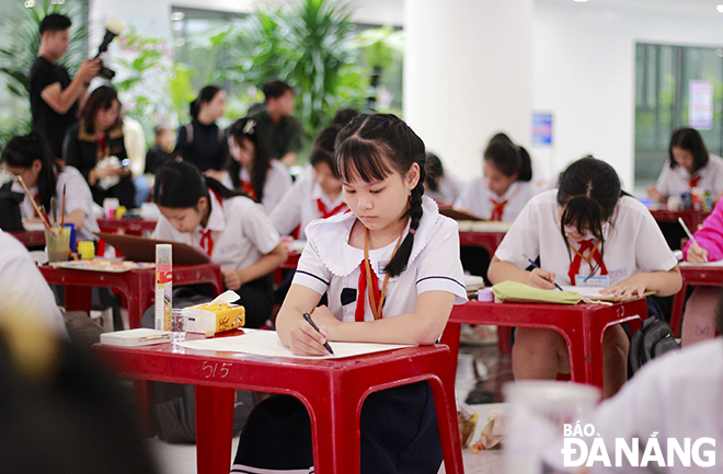 Child contestants at the drawing contest