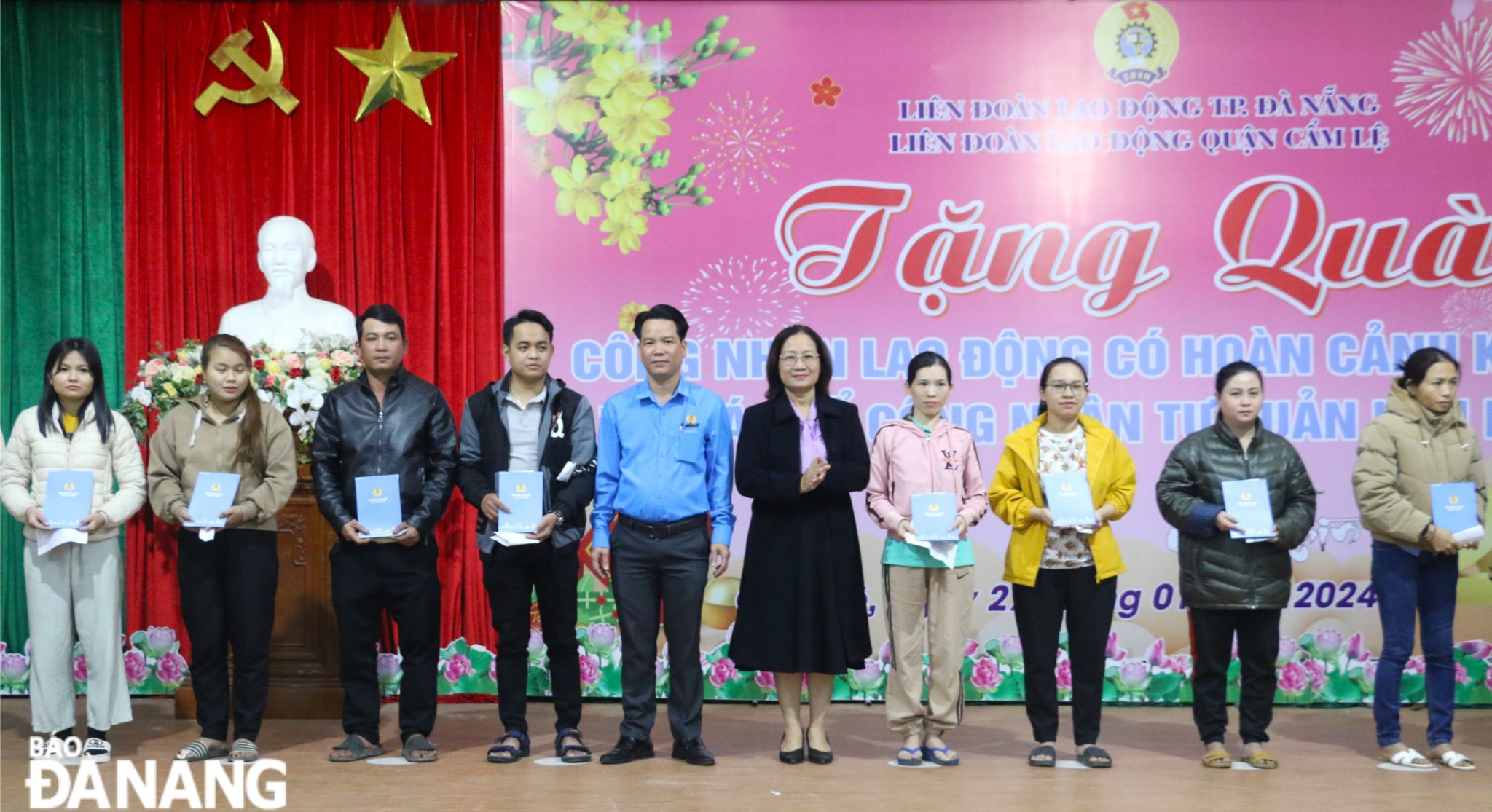 Vice President of the Da Nang Labour Confederation Dinh Thi Thanh Ha (5th, right) gives gifts to difficult workers. Photo: THIEN AN