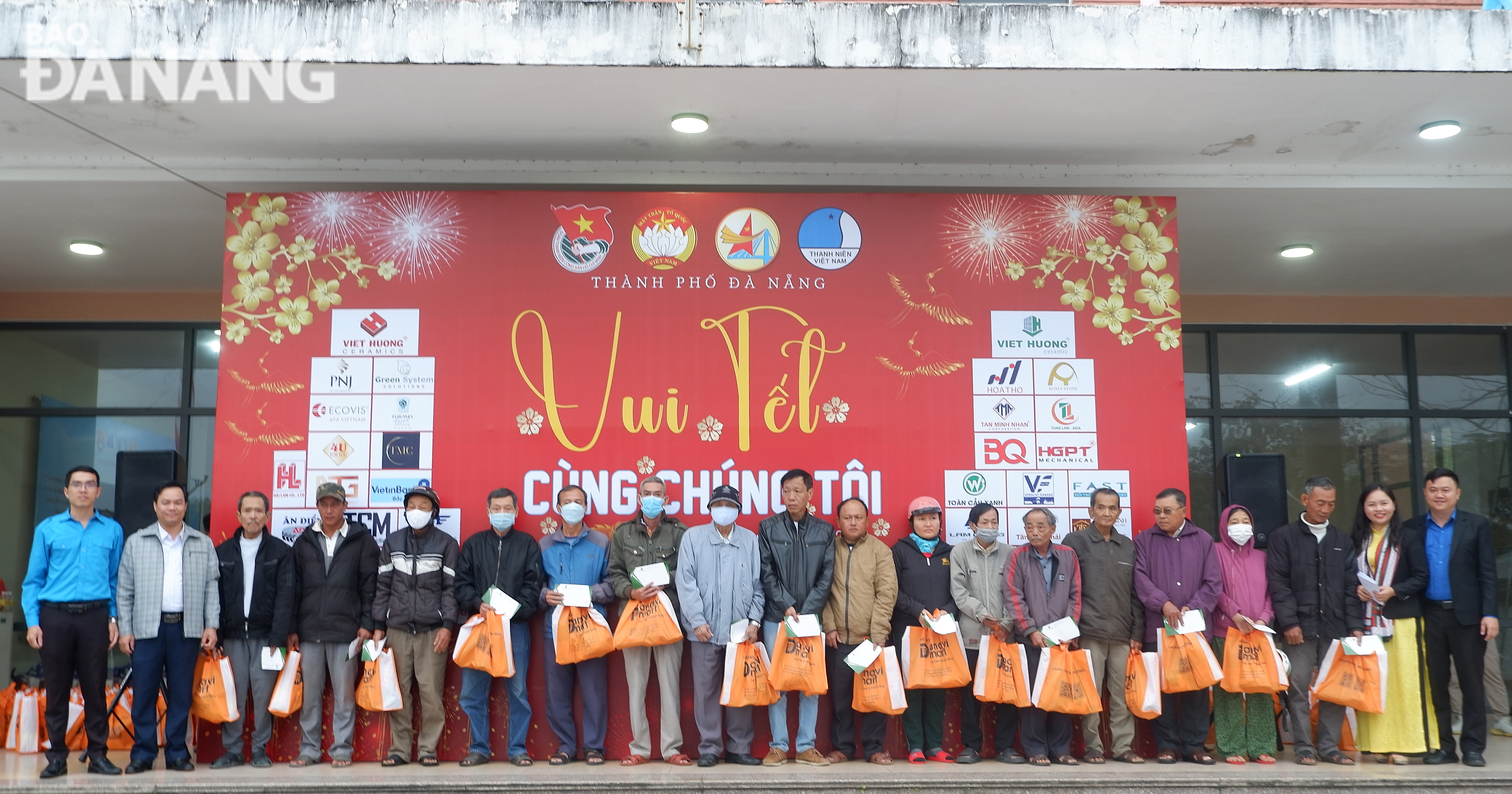 Representatives of the Da Nang Young Entrepreneurs’ Association giving gifts to needy people