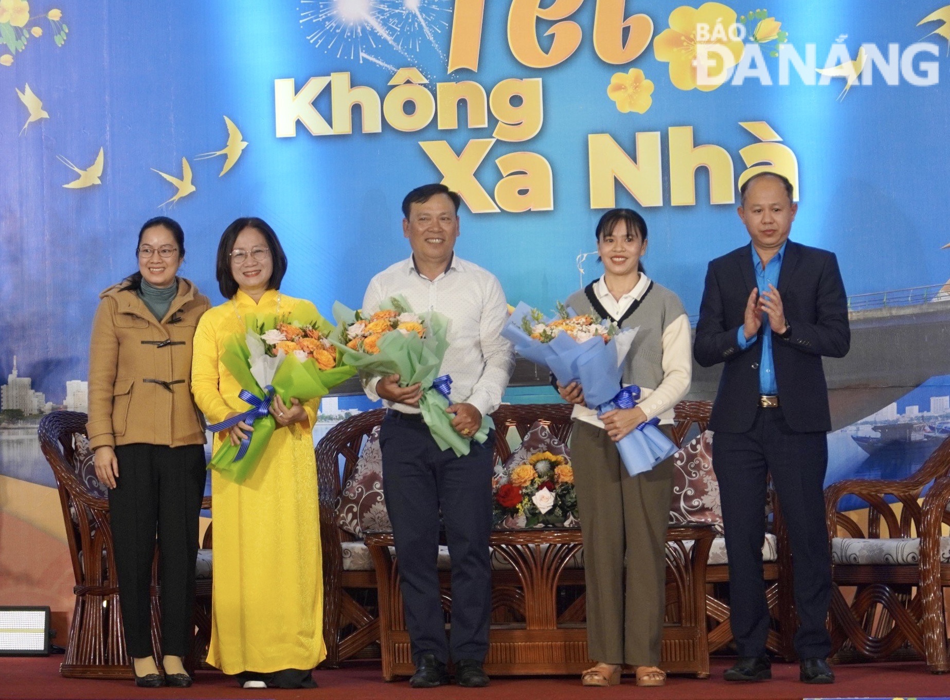 Ban tổ chức tặng hoa cho khách mời tham dự chương trình. Ảnh: N.QUANG