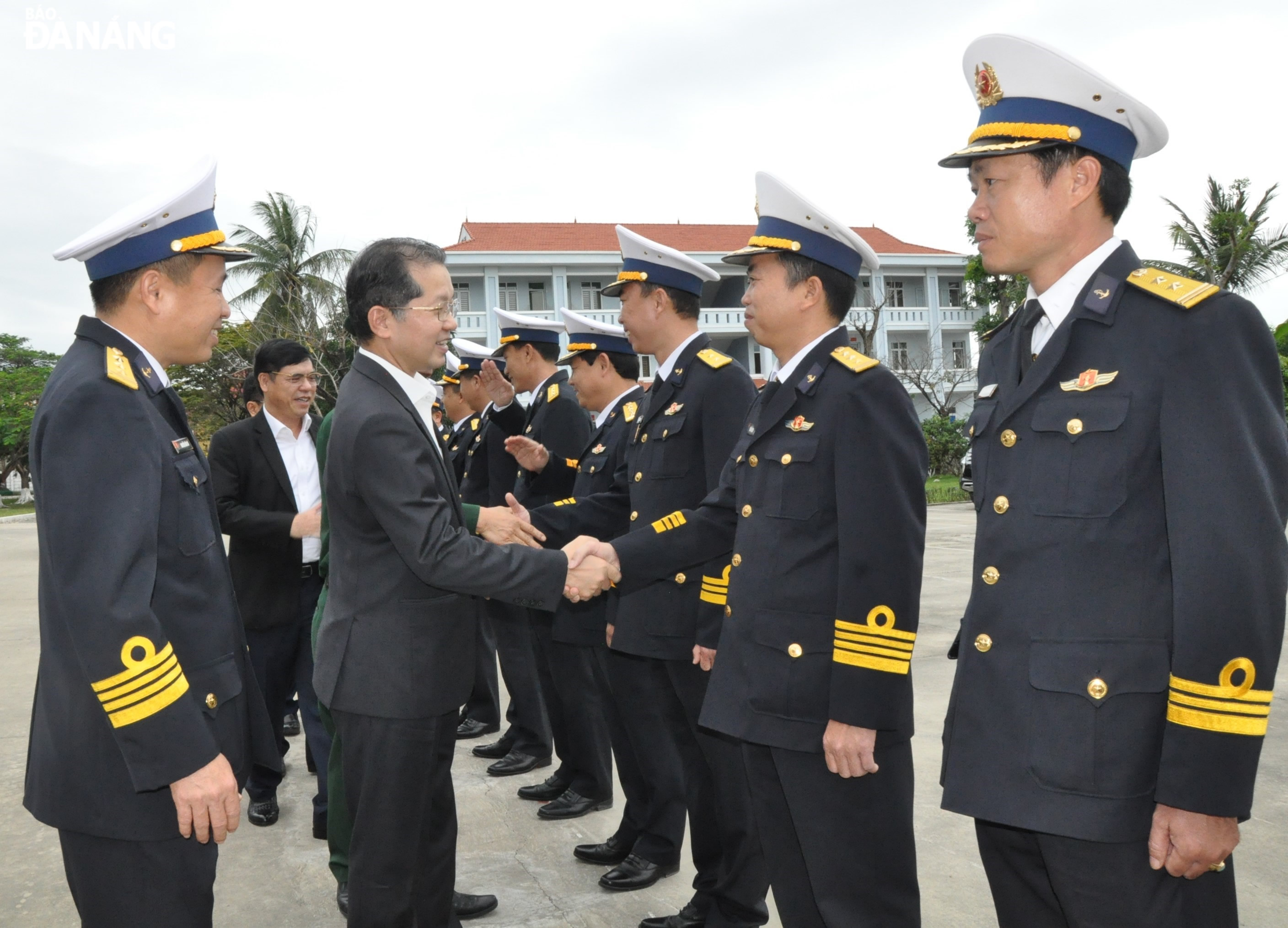 Bí thư Thành ủy Nguyễn Văn Quảng (thứ 3, trái sang) thăm, chúc Tết cán bộ, chiến sĩ Lữ đoàn 161. Ảnh: LÊ HÙNG