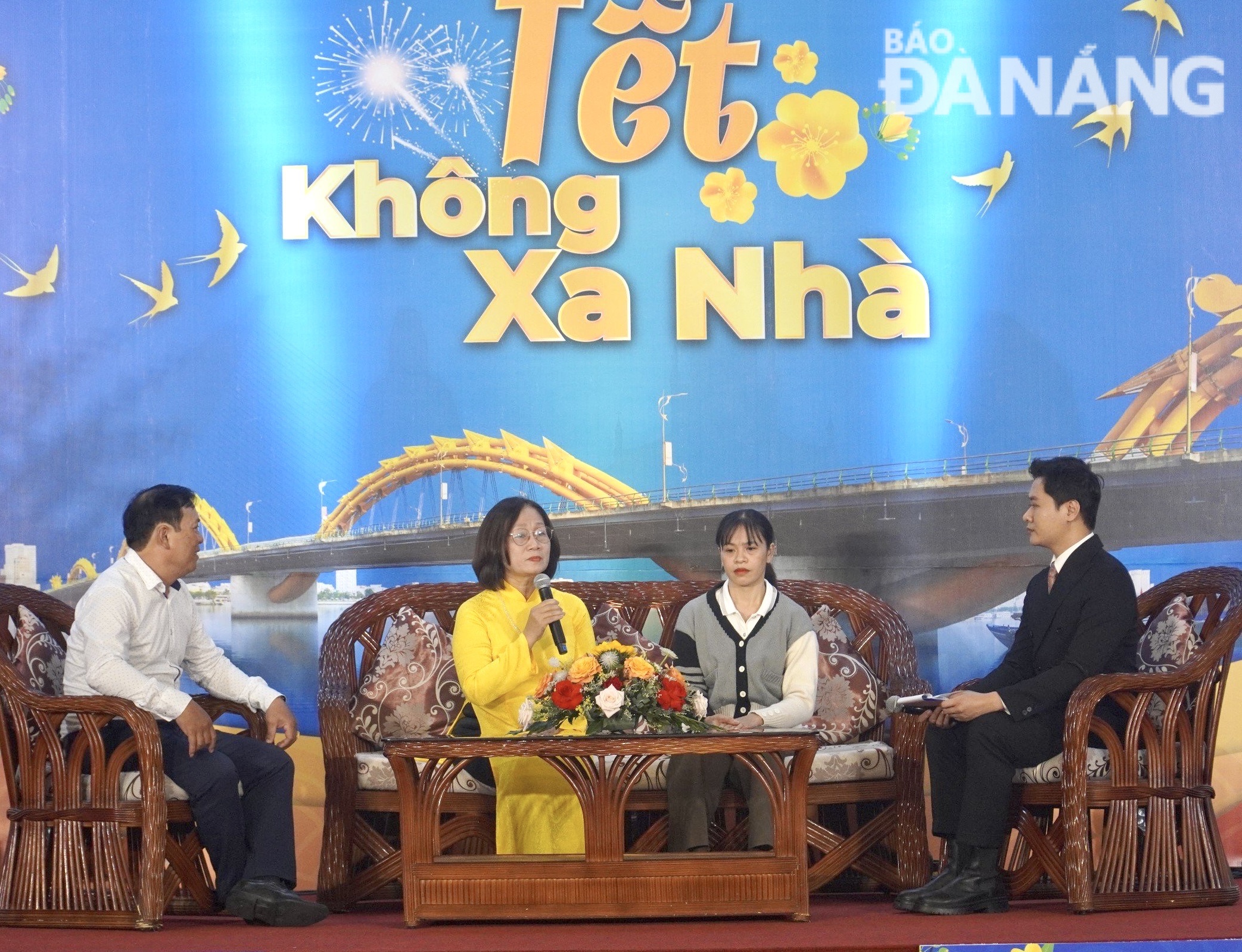 Vice Chairwoman of the municipal Confederation of Labour Dinh Thi Thanh Ha sharing spiritual encouragement to migrant workers who cannot return to their hometown for Tet holiday