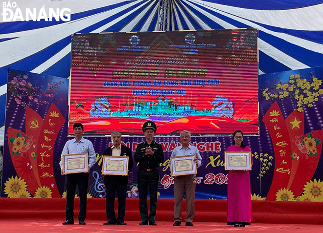 The Da Nang Border Guard Command awards the Medals for the Sovereignty and Security of the Fatherland's Border to outstanding individuals.