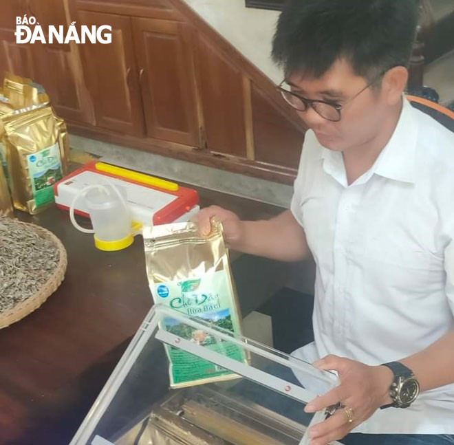 Mr Le Anh Tu is packaging his vine tea products.