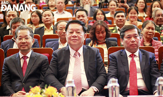 Head of the Party Central Committee's Commission for Popularisation and Education Nguyen Trong Nghia (centre) and Da Nang Party Committee Secretary Nguyen Van Quang (left) at the programme. Photo: X.D