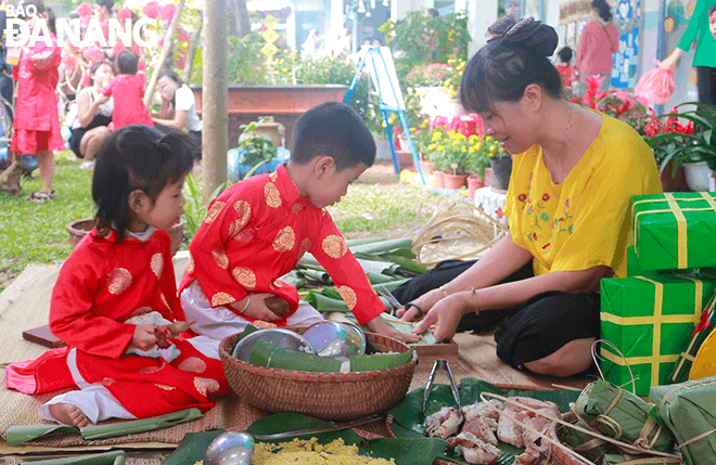 Children experience wrapping 'banh chung'