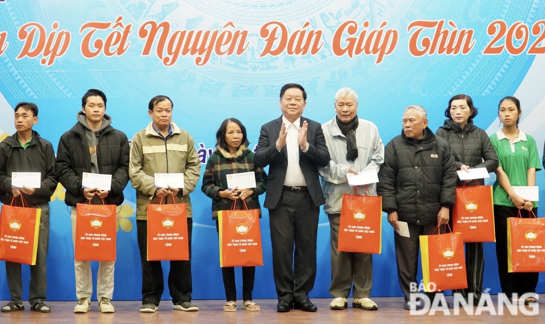 Head of the Party Central Committee's Commission for Popularisation and Education Nguyen Trong Nghia giving Tet gifts to poor families