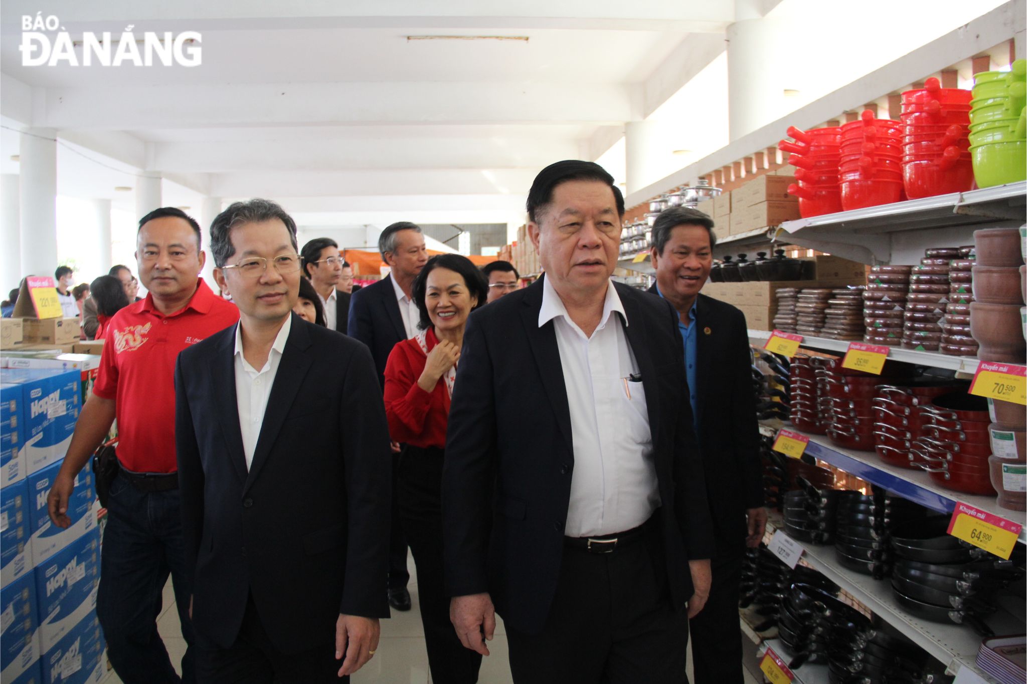 Also on the morning of the same day, Head of PCC's Commission for Popularisation and Education Nguyen Trong Nghia and leaders of Da Nang took part in the 