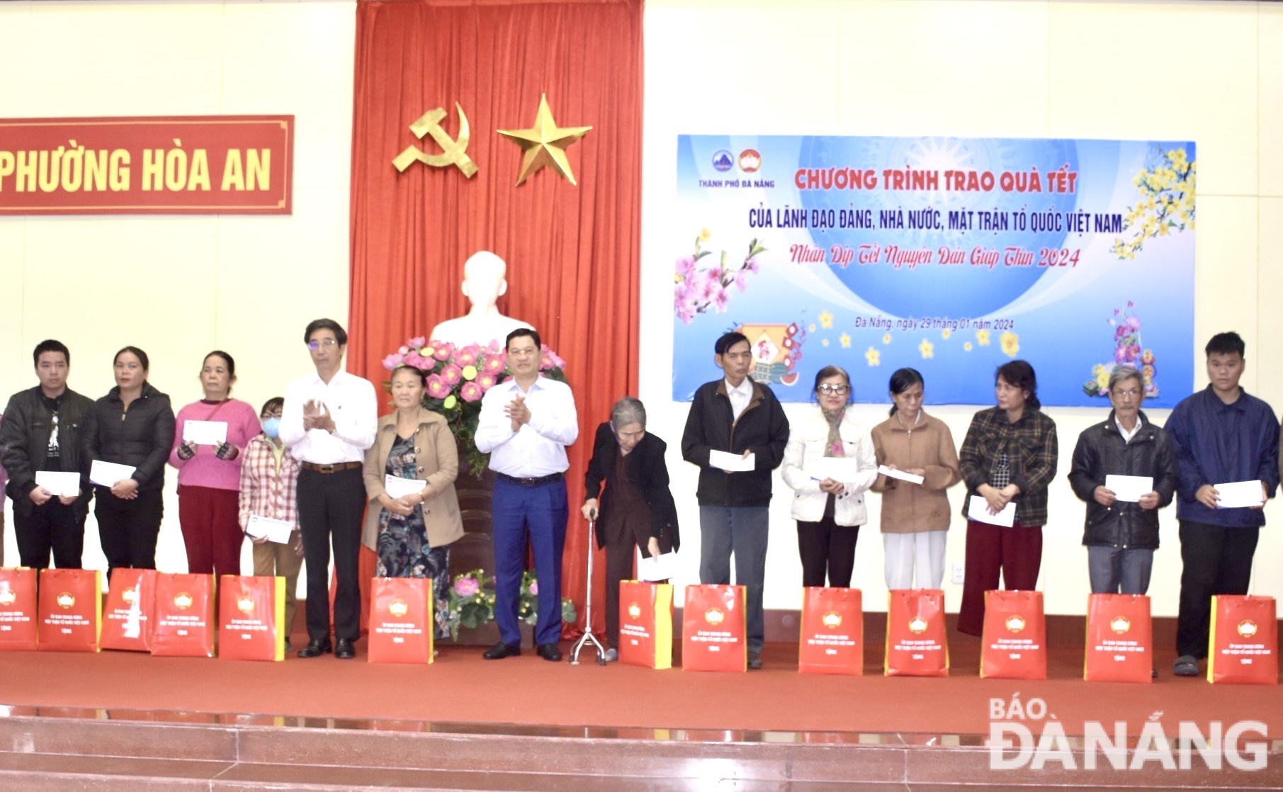 Phó Chủ tịch Thường trực HĐND thành phố Trần Phước Sơn (thứ 7, trái sang) và Phó Chủ tịch UBND thành phố Trần Chí Cường (thứ 5, trái sang) trao quà Tết cho bà con hộ nghèo. Ảnh: N.QUANG