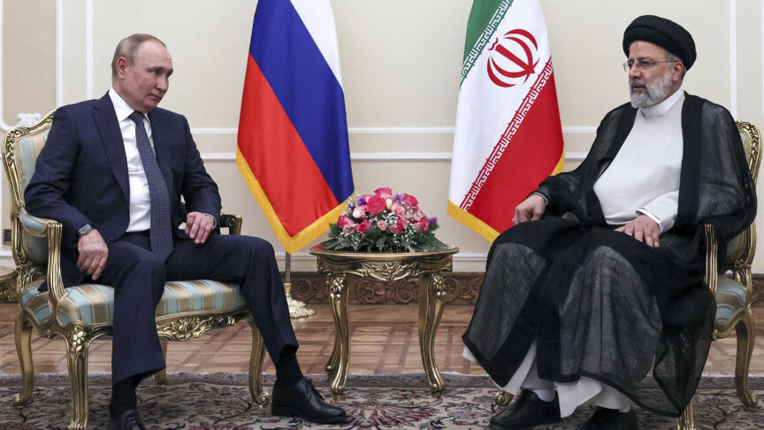 Tổng thống Nga Vladimir Putin (bên trái) và Tổng thống Iran Ebrahim Raisi trong cuộc gặp ở Tehran vào năm 2022. Ảnh: AP
